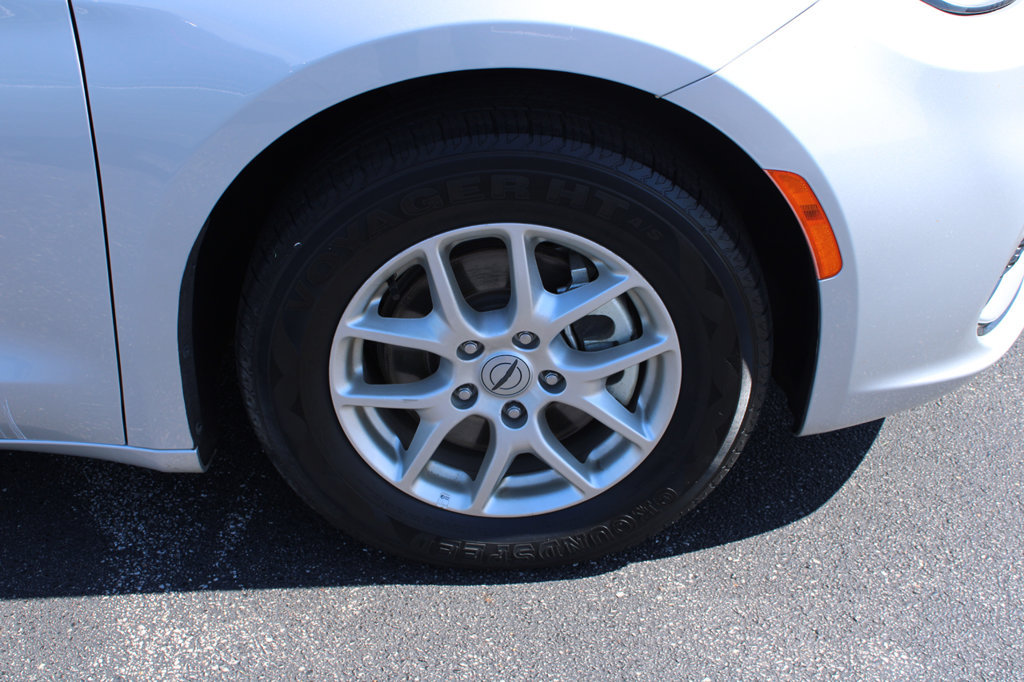 Used 2024 Chrysler Pacifica Touring-L FWD image 16