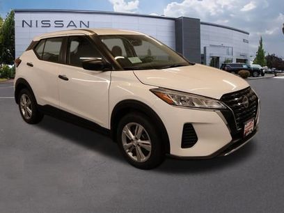 New 2025 Nissan Kicks Play S
