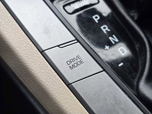 Used 2017 Hyundai Elantra SE image 34