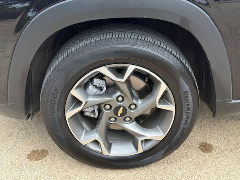 Used 2025 Chevrolet Trax LT w/ LT Convenience Package FWD image 30