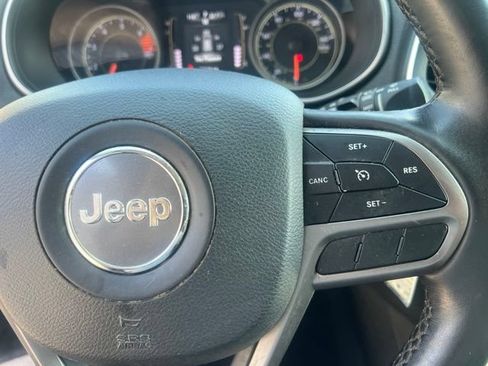 Used 2019 Jeep Cherokee Latitude w/ Cold Weather Group AWD/4WD image 23