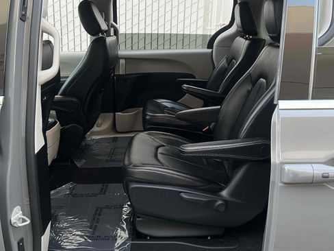 Used 2022 Chrysler Pacifica Touring-L image 39