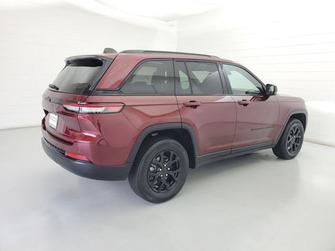 Used 2024 Jeep Grand Cherokee Altitude AWD/4WD image 5