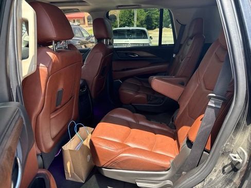 Used 2019 Cadillac Escalade Luxury w/ Escalade Sport Edition AWD/4WD image 13