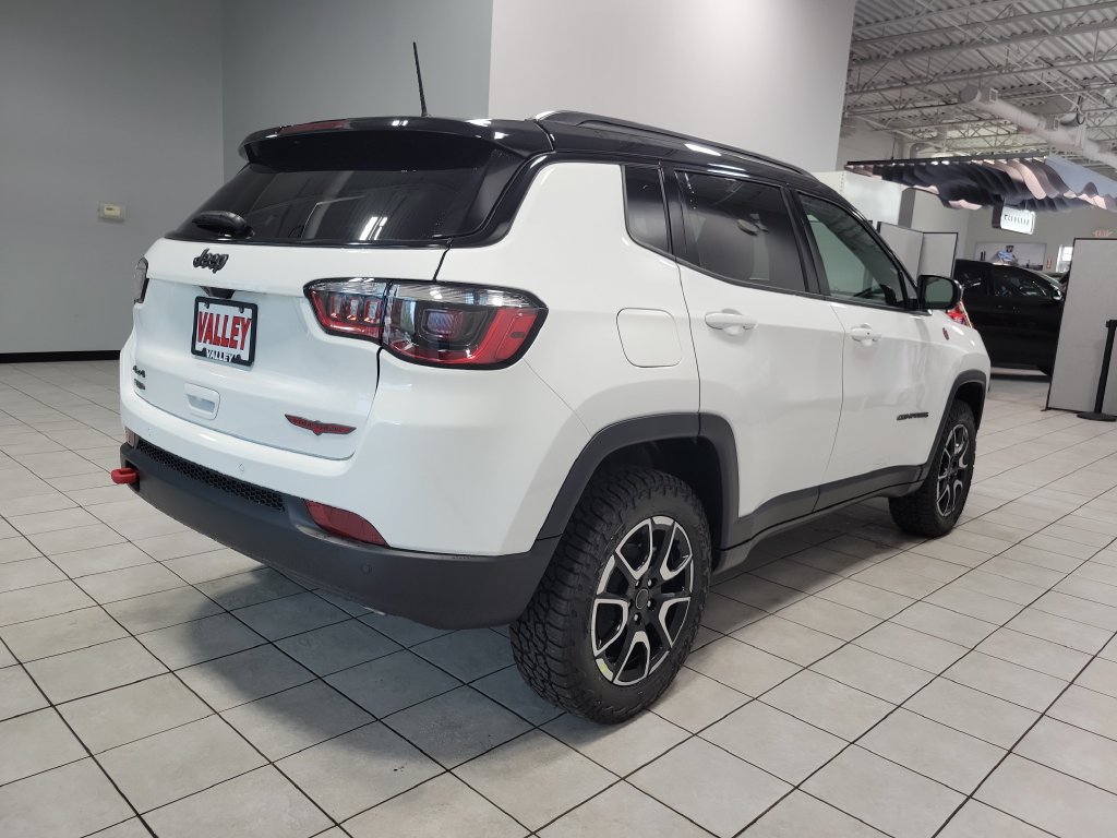 New 2026 Jeep Compass Trailhawk w/ Sun, Sound & Navigation Group AWD/4WD image 7
