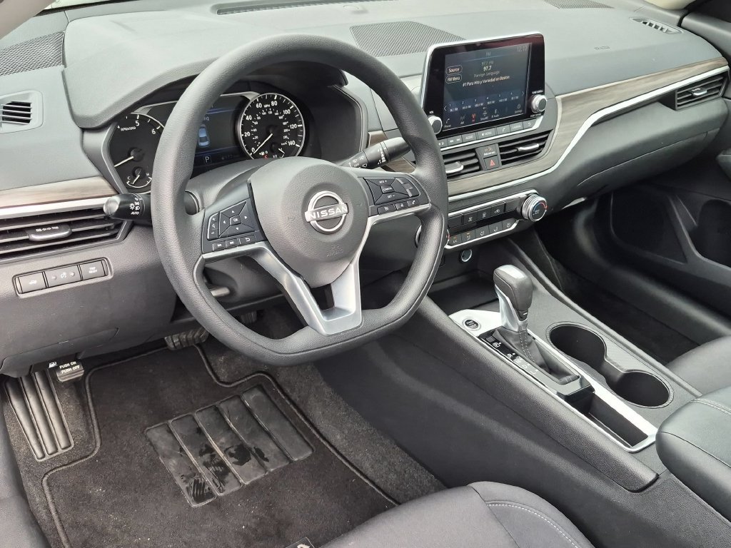 Used 2025 Nissan Altima 2.5 SV FWD image 12