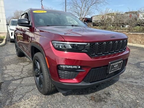Used 2025 Jeep Grand Cherokee Limited w/ Black Appearance Package image 18