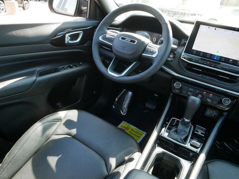 Used 2025 Jeep Compass Limited w/ High Altitude Package AWD/4WD image 9