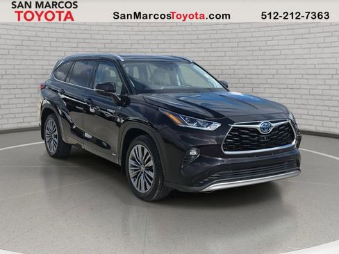 Used 2021 Toyota Highlander Platinum image 3