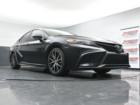 Used 2023 Toyota Camry SE w/ Cold Weather Package FWD image 18