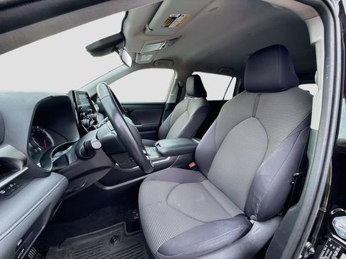Used 2020 Toyota Highlander LE FWD image 12