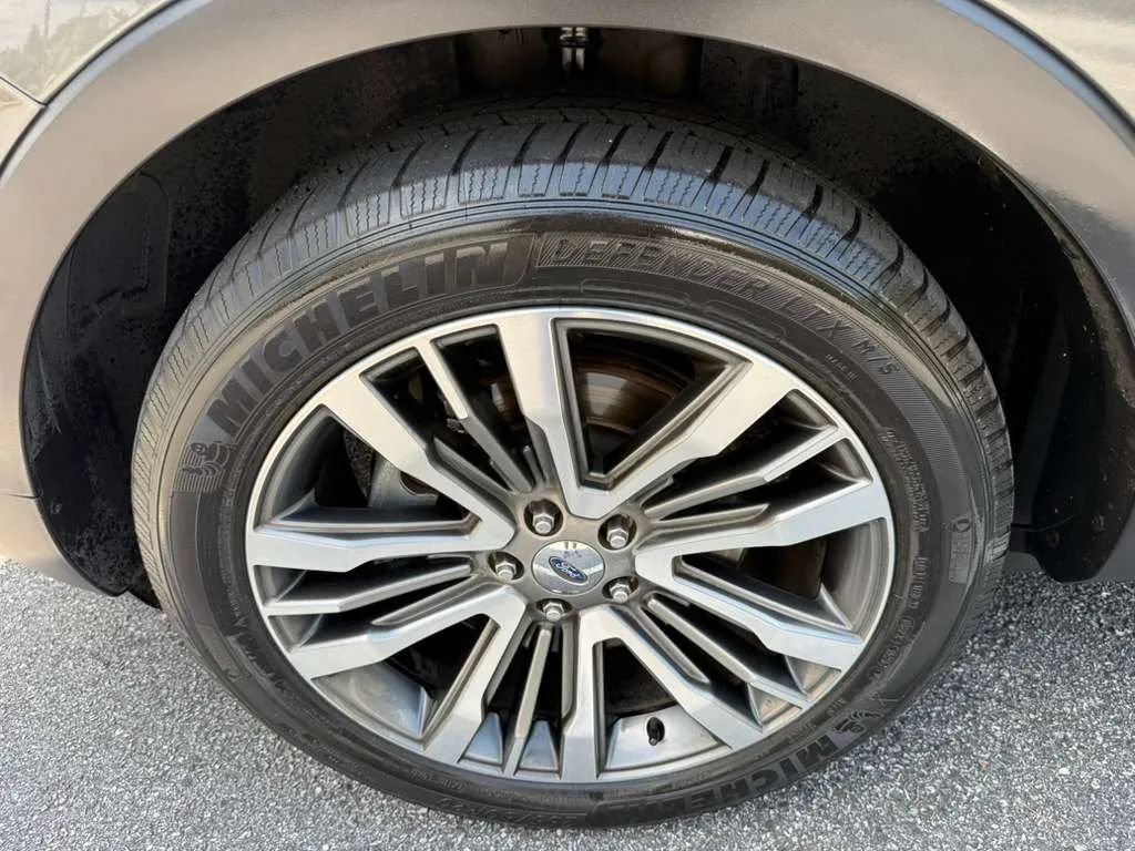 Used 2018 Ford Explorer Platinum AWD/4WD image 25