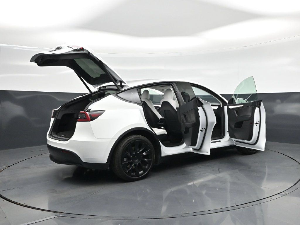 Used 2023 Tesla Model Y Long Range AWD/4WD image 4