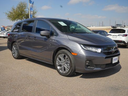 Used 2025 Honda Odyssey Touring image 3
