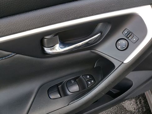 Used 2016 Nissan Altima 2.5 SR w/ LED Appearance Package image 13