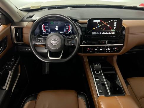 Used 2024 Nissan Pathfinder Platinum w/ Black Appearance Package image 35