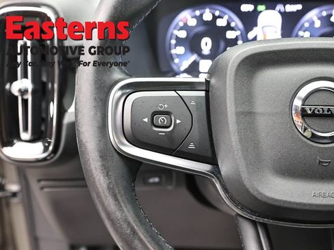 Used 2022 Volvo XC40 T4 Momentum FWD image 15