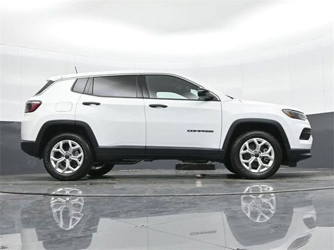 Used 2025 Jeep Compass Sport image 39