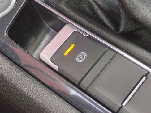 Used 2022 Volkswagen Tiguan SE w/ Panoramic Sunroof Package FWD image 32