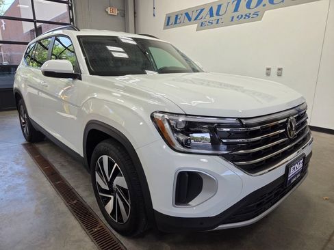 Used 2025 Volkswagen Atlas SE AWD/4WD image 2