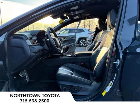 Used 2025 Toyota Camry SE w/ Convenience Package image 16