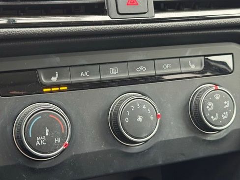 Used 2022 Volkswagen Taos SE image 15