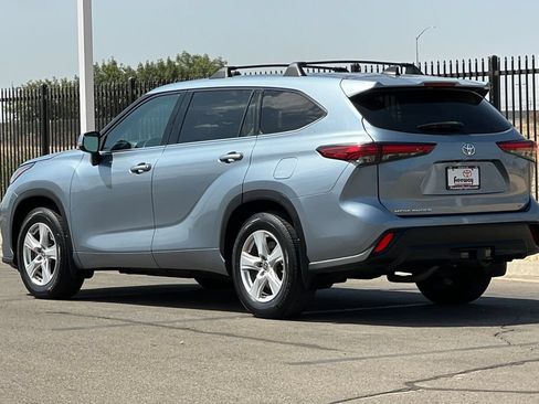 Used 2022 Toyota Highlander LE FWD image 7