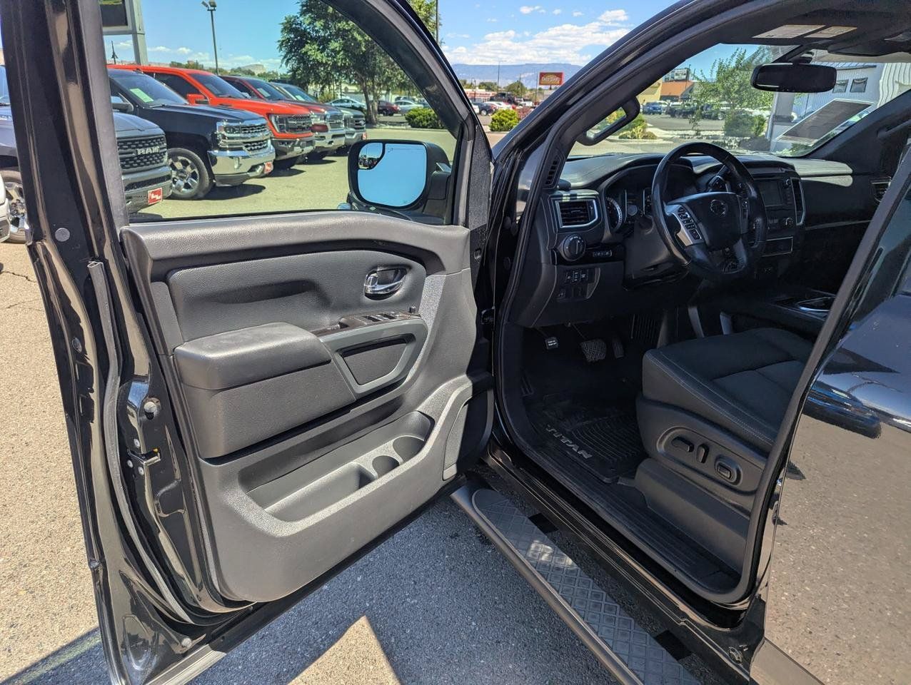 Used 2019 Nissan Titan SV w/ SV Convenience Package AWD/4WD image 8