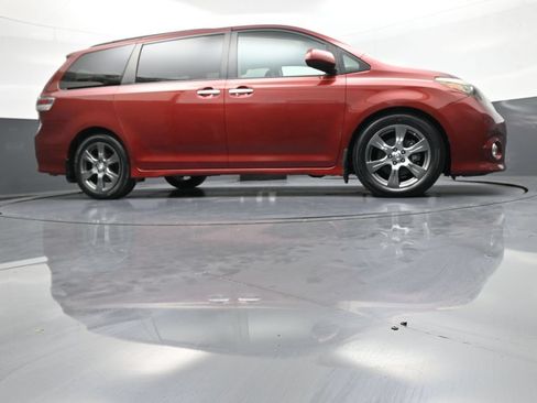 Used 2017 Toyota Sienna SE FWD image 31