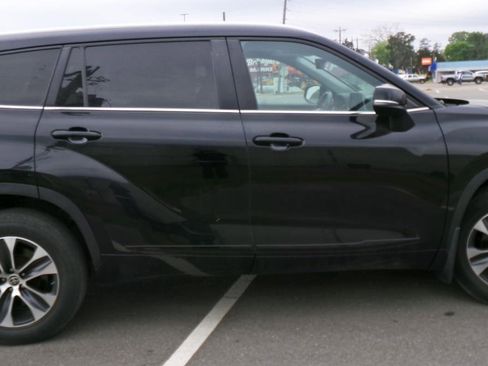 Used 2023 Toyota Highlander XLE image 5