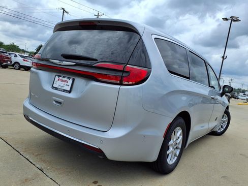 Used 2023 Chrysler Pacifica Touring-L FWD image 29