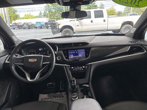 Used 2025 Cadillac XT6 Sport image 28