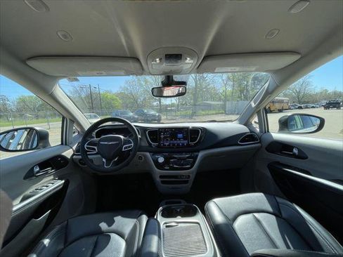 Used 2023 Chrysler Pacifica Touring-L FWD image 15