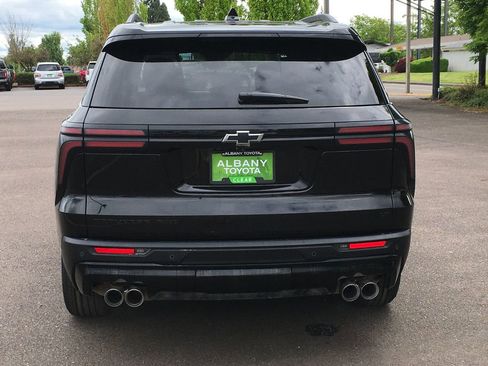 Used 2024 Chevrolet Traverse LT w/ Midnight/Sport Edition AWD/4WD image 5