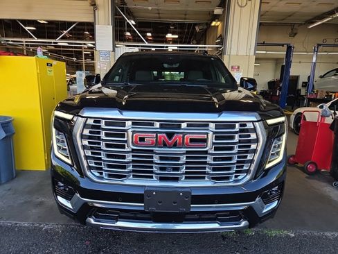 Used 2025 GMC Yukon Denali w/ Denali Reserve Package AWD/4WD image 2