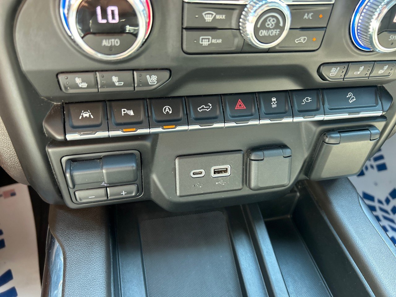 Used 2021 GMC Sierra 1500 SLT w/ SLT Premium Plus Package AWD/4WD image 13