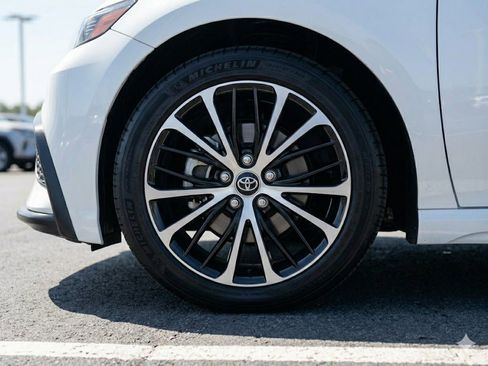 Used 2021 Toyota Camry SE w/ Carpet Mat Package (TMS) FWD image 2