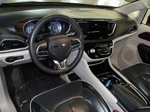 Used 2024 Chrysler Pacifica Limited FWD image 9
