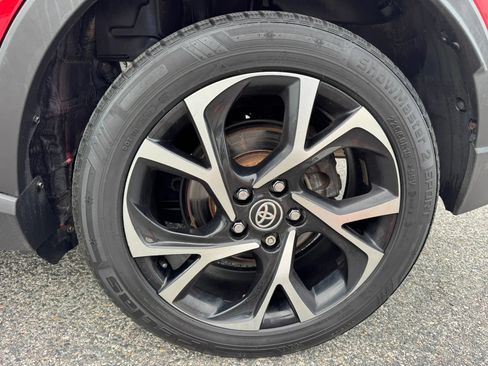 Used 2021 Toyota C-HR XLE FWD image 11