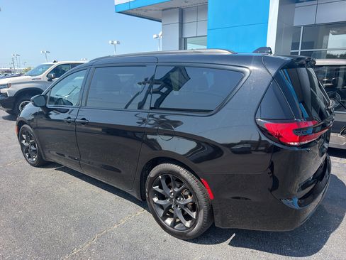 Used 2025 Chrysler Pacifica Limited FWD image 6
