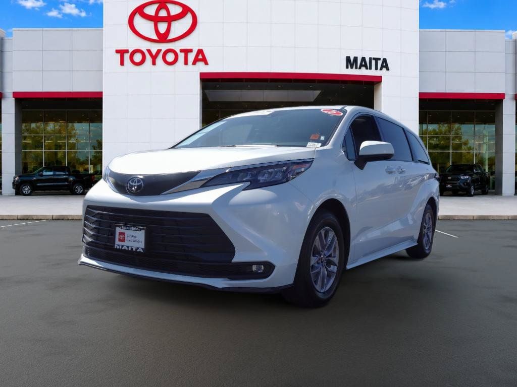 Certified 2026 Toyota Sienna XLE FWD image 8