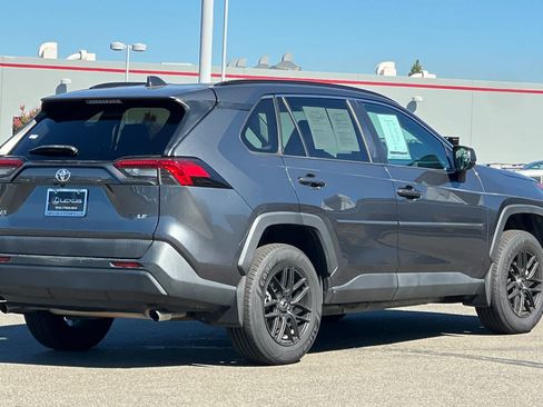 Used 2019 Toyota RAV4 LE FWD image 2
