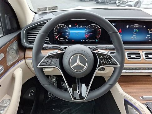 Used 2025 Mercedes-Benz GLS 450 4MATIC image 20