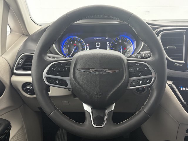 Used 2024 Chrysler Pacifica Touring-L FWD image 14