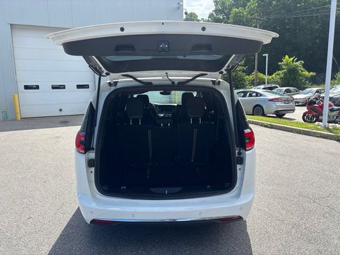 Used 2025 Chrysler Pacifica Select FWD image 6