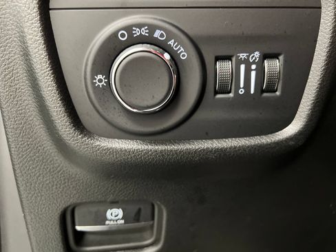 Used 2025 Jeep Grand Cherokee Altitude AWD/4WD image 46