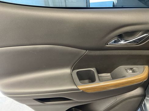 Used 2021 GMC Acadia SLE image 23