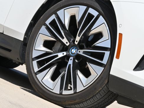 Used 2025 BMW i5 eDrive40i w/ Executive Package RWD image 11