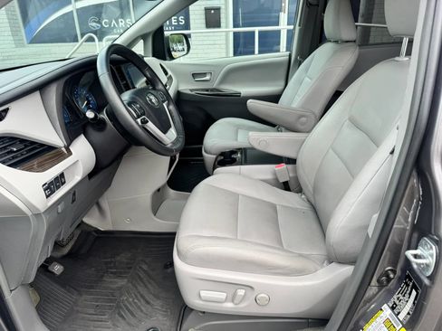 Used 2017 Toyota Sienna XLE w/ XLE Navigation Package FWD image 15