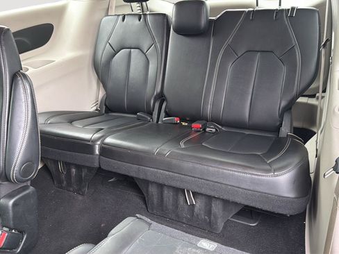 Used 2024 Chrysler Pacifica Touring-L FWD image 20